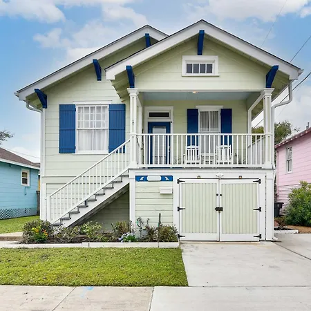Walk To Beach Galveston Home With Fenced Yard!
